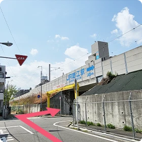 「ＪＲ野江駅→」と書かれた高架の写真