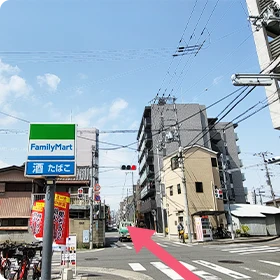 ファミリーマートえなみ店付近の交差点の写真